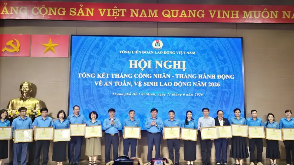 Tổng liên đoàn Lao động Việt Nam trao tặng bằng khen cho Báo Tuổi Trẻ
