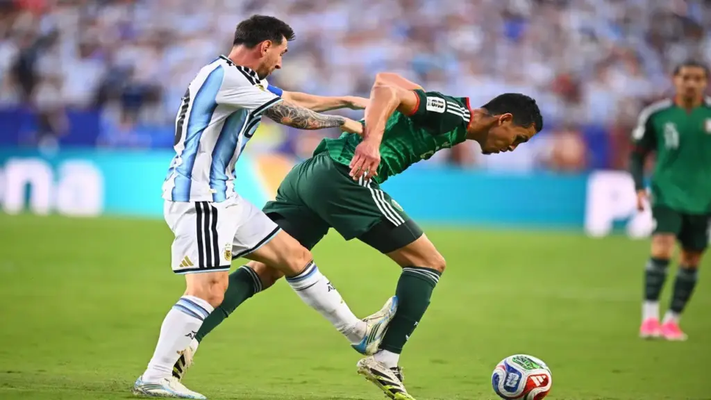 Tranh cãi gay gắt khi Messi thoát thẻ đỏ vì đạp chân đối thủ