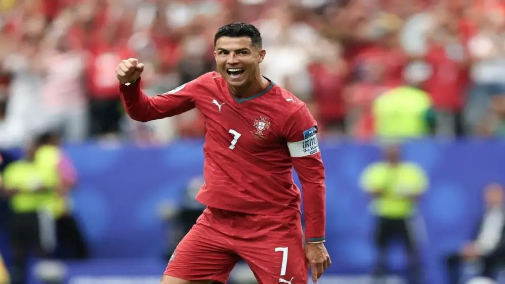 Truyền thông thế giới: "Ronaldo đã đáp trả mạnh mẽ Messi"
