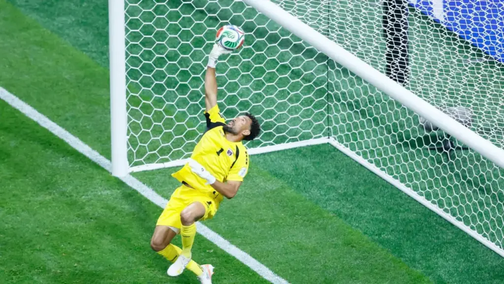 Uruguay - Cape Verde (hiệp 1) 0-0: Mẹ thủ thành Vozinha đến sân