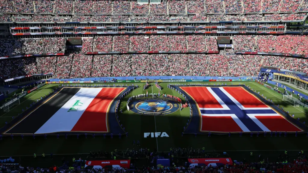 Vì sao cờ Arab Saudi, Iraq không được đặt chạm đất ở World Cup?