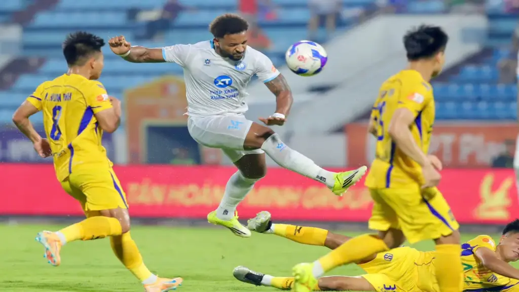 Xuân Son lập hat-trick cho Nam Định, cuộc đua trụ hạng đầy kịch tinh