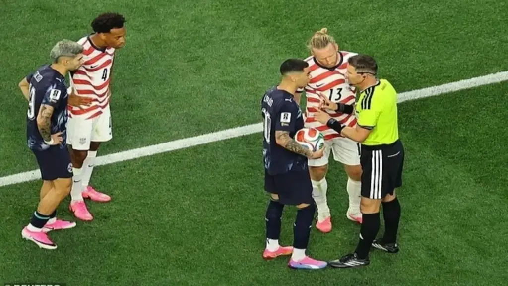 Xuất hiện tình huống chưa từng thấy ở World Cup, VAR vào cuộc phân xử