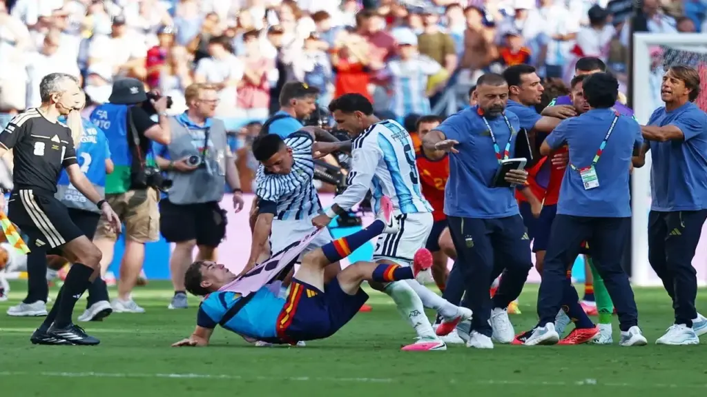 Báo Mỹ tung bằng chứng cho thấy hàng loạt pha bóng chơi xấu của Argentina