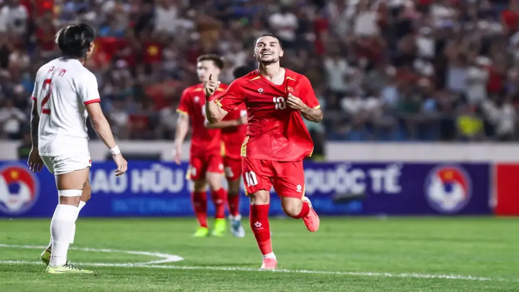 Cầu thủ dùng tay che miệng khi nói chuyện sẽ nhận thẻ đỏ tại ASEAN Cup