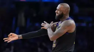 LeBron James giảm gần 93% lương