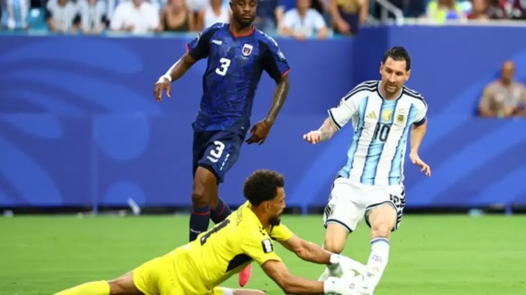 Messi nói đùa mà… rất thật ‘cầu thủ Cabo Verde đá tôi tơi tả, rồi xin chữ ký’