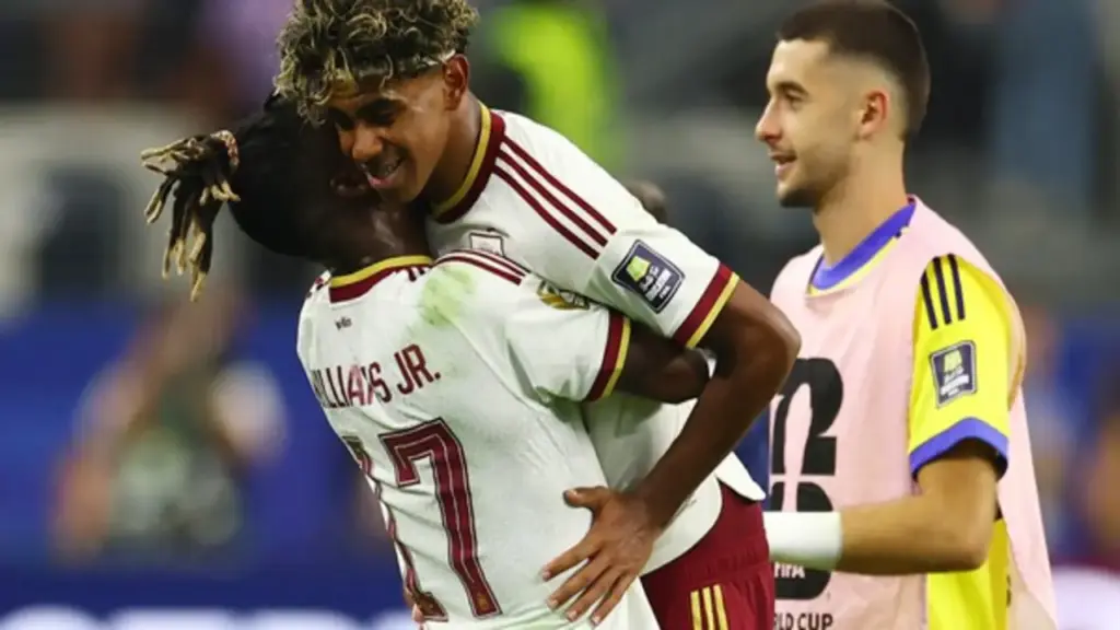 Thủ tướng Tây Ban Nha chúc mừng đội tuyển vào chung kết World Cup, Yamal 'thắng áp đảo' Mbappe