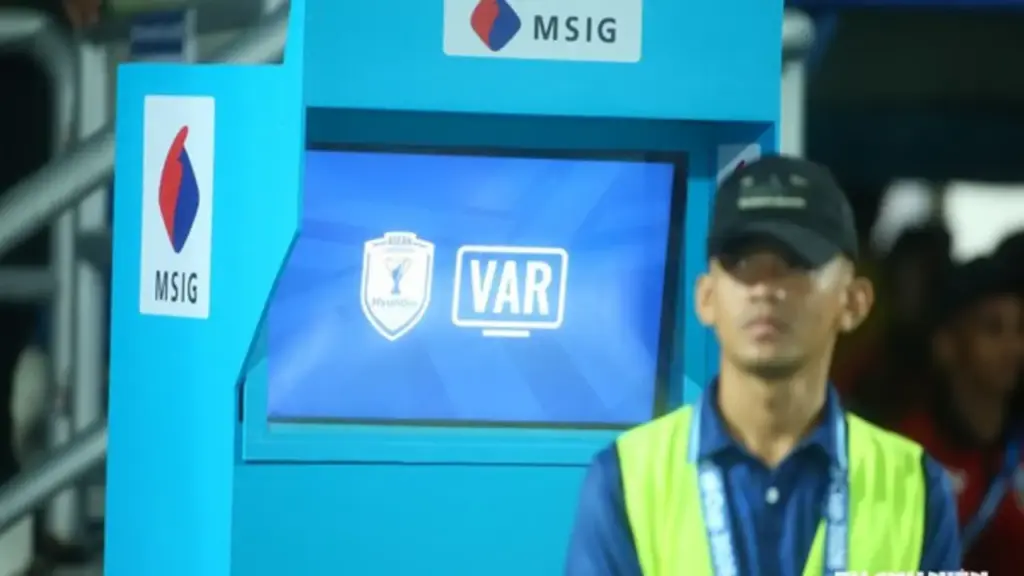 Trận Việt Nam đấu Singapore có VAR nhưng tổ trọng tài VAR lại không đến Việt Nam, tại sao?